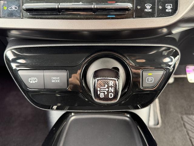 プリウスＰＨＶ Ｓ　ＧＲスポーツ　１オーナー・９ｉｎフルセナビ・Ｂカメラ・ＢＴオーディオ・ＬＥＤライト・ＡＣＣ・ＬＫＡ・ＡＨＢ・ハーフレザー・シートヒーター・ＥＴＣ・ドアバイザー・プライバシーガラス・ＡＣ１００Ｖ・本革ステア（17枚目）