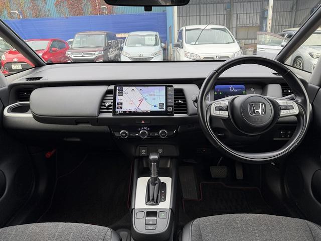 フィット ｅ：ＨＥＶホーム　ホンダＳ・フルセグナビ・Ｂカメラ・ＢＴオーディオ・ＬＥＤライト・ＡＣＣ・ＬＫＡ・ＡＨＢ・Ｃソナー・ＥＴＣ・ハーフレザー・本革ステア・ミラーウィンカー・ＵＳＢ・ドアバイザー・プライバシーガラス・記録簿（3枚目）