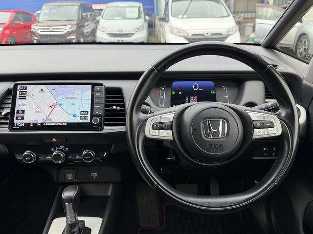 フィット ｅ：ＨＥＶホーム　ホンダＳ・フルセグナビ・Ｂカメラ・ＢＴオーディオ・ＬＥＤライト・ＡＣＣ・ＬＫＡ・ＡＨＢ・Ｃソナー・ＥＴＣ・ハーフレザー・本革ステア・ミラーウィンカー・ＵＳＢ・ドアバイザー・プライバシーガラス・記録簿（4枚目）