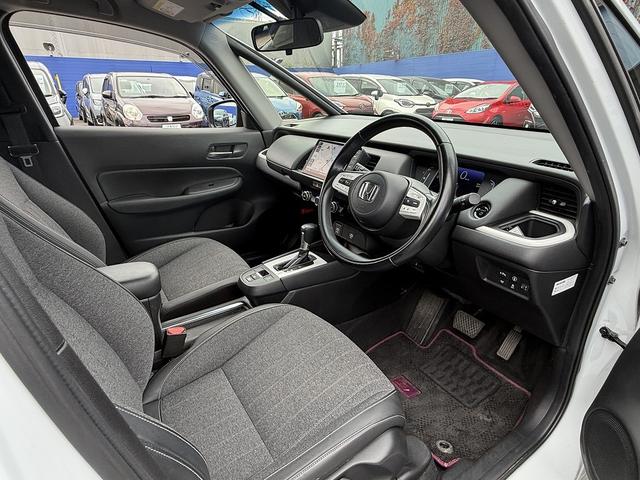 フィット ｅ：ＨＥＶホーム　ホンダＳ・フルセグナビ・Ｂカメラ・ＢＴオーディオ・ＬＥＤライト・ＡＣＣ・ＬＫＡ・ＡＨＢ・Ｃソナー・ＥＴＣ・ハーフレザー・本革ステア・ミラーウィンカー・ＵＳＢ・ドアバイザー・プライバシーガラス・記録簿（5枚目）