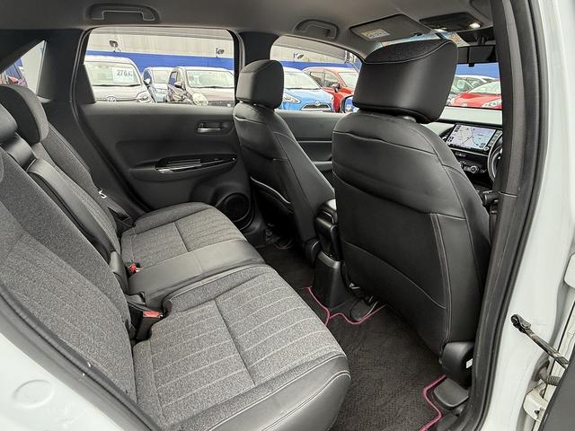 フィット ｅ：ＨＥＶホーム　ホンダＳ・フルセグナビ・Ｂカメラ・ＢＴオーディオ・ＬＥＤライト・ＡＣＣ・ＬＫＡ・ＡＨＢ・Ｃソナー・ＥＴＣ・ハーフレザー・本革ステア・ミラーウィンカー・ＵＳＢ・ドアバイザー・プライバシーガラス・記録簿（7枚目）