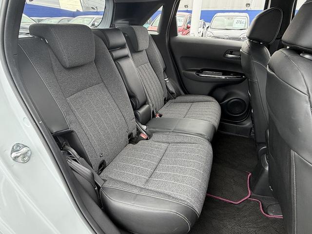 フィット ｅ：ＨＥＶホーム　ホンダＳ・フルセグナビ・Ｂカメラ・ＢＴオーディオ・ＬＥＤライト・ＡＣＣ・ＬＫＡ・ＡＨＢ・Ｃソナー・ＥＴＣ・ハーフレザー・本革ステア・ミラーウィンカー・ＵＳＢ・ドアバイザー・プライバシーガラス・記録簿（8枚目）