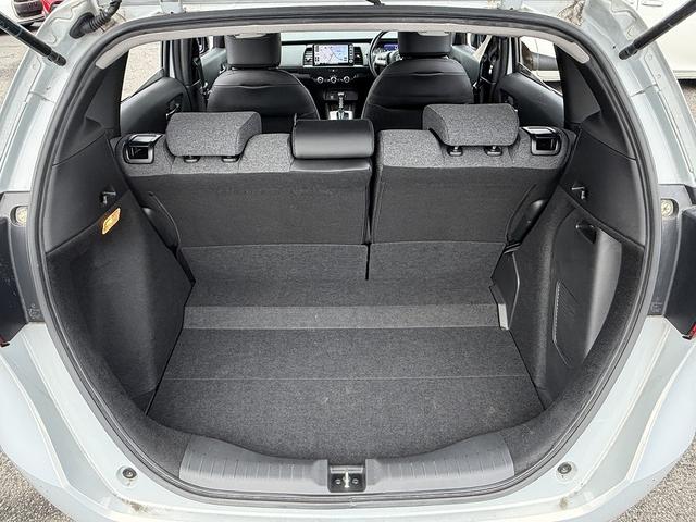 フィット ｅ：ＨＥＶホーム　ホンダＳ・フルセグナビ・Ｂカメラ・ＢＴオーディオ・ＬＥＤライト・ＡＣＣ・ＬＫＡ・ＡＨＢ・Ｃソナー・ＥＴＣ・ハーフレザー・本革ステア・ミラーウィンカー・ＵＳＢ・ドアバイザー・プライバシーガラス・記録簿（9枚目）