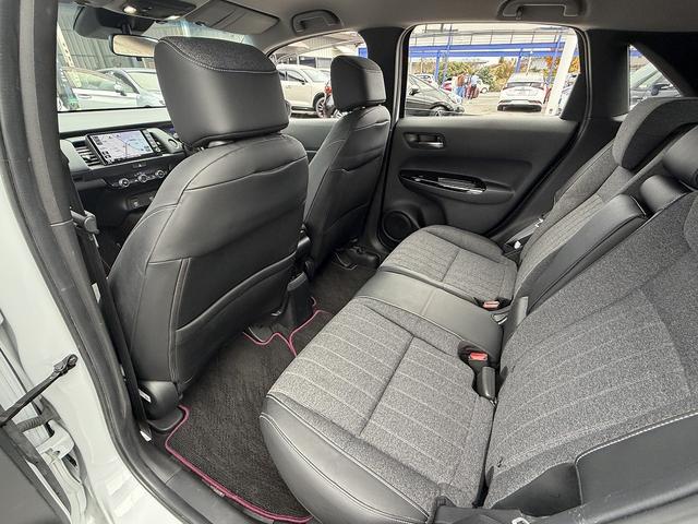 フィット ｅ：ＨＥＶホーム　ホンダＳ・フルセグナビ・Ｂカメラ・ＢＴオーディオ・ＬＥＤライト・ＡＣＣ・ＬＫＡ・ＡＨＢ・Ｃソナー・ＥＴＣ・ハーフレザー・本革ステア・ミラーウィンカー・ＵＳＢ・ドアバイザー・プライバシーガラス・記録簿（10枚目）