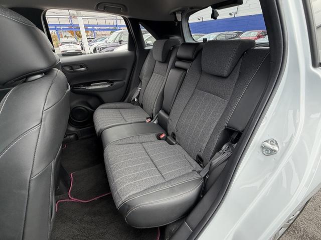 フィット ｅ：ＨＥＶホーム　ホンダＳ・フルセグナビ・Ｂカメラ・ＢＴオーディオ・ＬＥＤライト・ＡＣＣ・ＬＫＡ・ＡＨＢ・Ｃソナー・ＥＴＣ・ハーフレザー・本革ステア・ミラーウィンカー・ＵＳＢ・ドアバイザー・プライバシーガラス・記録簿（11枚目）