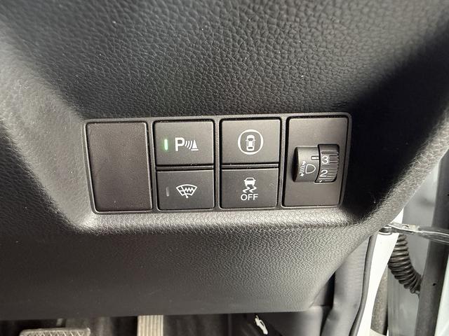 フィット ｅ：ＨＥＶホーム　ホンダＳ・フルセグナビ・Ｂカメラ・ＢＴオーディオ・ＬＥＤライト・ＡＣＣ・ＬＫＡ・ＡＨＢ・Ｃソナー・ＥＴＣ・ハーフレザー・本革ステア・ミラーウィンカー・ＵＳＢ・ドアバイザー・プライバシーガラス・記録簿（18枚目）