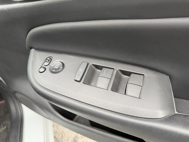 フィット ｅ：ＨＥＶホーム　ホンダＳ・フルセグナビ・Ｂカメラ・ＢＴオーディオ・ＬＥＤライト・ＡＣＣ・ＬＫＡ・ＡＨＢ・Ｃソナー・ＥＴＣ・ハーフレザー・本革ステア・ミラーウィンカー・ＵＳＢ・ドアバイザー・プライバシーガラス・記録簿（20枚目）