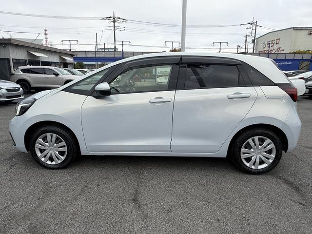 フィット ｅ：ＨＥＶホーム　ホンダＳ・フルセグナビ・Ｂカメラ・ＢＴオーディオ・ＬＥＤライト・ＡＣＣ・ＬＫＡ・ＡＨＢ・Ｃソナー・ＥＴＣ・ハーフレザー・本革ステア・ミラーウィンカー・ＵＳＢ・ドアバイザー・プライバシーガラス・記録簿（24枚目）