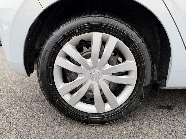 フィット ｅ：ＨＥＶホーム　ホンダＳ・フルセグナビ・Ｂカメラ・ＢＴオーディオ・ＬＥＤライト・ＡＣＣ・ＬＫＡ・ＡＨＢ・Ｃソナー・ＥＴＣ・ハーフレザー・本革ステア・ミラーウィンカー・ＵＳＢ・ドアバイザー・プライバシーガラス・記録簿（35枚目）