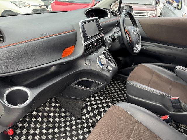 シエンタ G クエロ 両Pスライド・9inフルセグナビ・全周囲カメラ・Rモニター・BTオーディオ・LEDライト・Cソナー・PCS・LKA・AHB・ETC・本革ステア・プライバシーガラス・USB・ミラーウィンカー(12枚目)