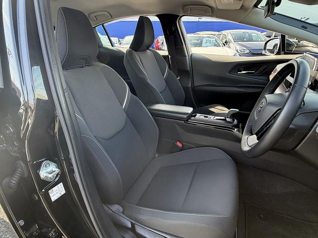 プリウス Ｇ　セーフティセンス・ディスプレイオーディオ・フルセグナビ・バックカメラ・ＥＴＣ２．０・Ｃａｒｐｌａｙ・ＢＴオーディオ・シートヒーター・ＡＣ１００Ｖ・Ｃソナー・ＢＳＭ・ＲＣＴＡ・リアフォグ・純正１７ＡＷ（4枚目）