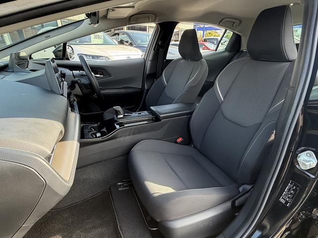 プリウス Ｇ　セーフティセンス・ディスプレイオーディオ・フルセグナビ・バックカメラ・ＥＴＣ２．０・Ｃａｒｐｌａｙ・ＢＴオーディオ・シートヒーター・ＡＣ１００Ｖ・Ｃソナー・ＢＳＭ・ＲＣＴＡ・リアフォグ・純正１７ＡＷ（6枚目）