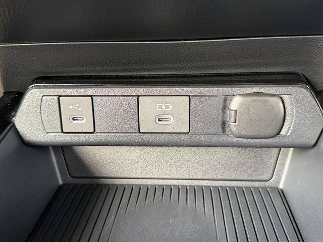 プリウス Ｇ　セーフティセンス・ディスプレイオーディオ・フルセグナビ・バックカメラ・ＥＴＣ２．０・Ｃａｒｐｌａｙ・ＢＴオーディオ・シートヒーター・ＡＣ１００Ｖ・Ｃソナー・ＢＳＭ・ＲＣＴＡ・リアフォグ・純正１７ＡＷ（10枚目）