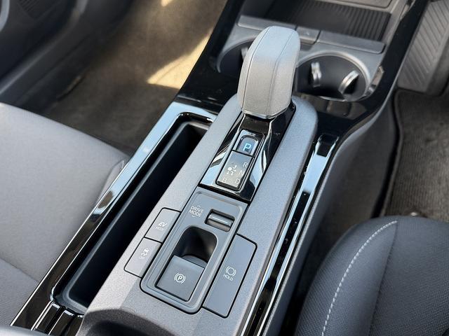 プリウス Ｇ　セーフティセンス・ディスプレイオーディオ・フルセグナビ・バックカメラ・ＥＴＣ２．０・Ｃａｒｐｌａｙ・ＢＴオーディオ・シートヒーター・ＡＣ１００Ｖ・Ｃソナー・ＢＳＭ・ＲＣＴＡ・リアフォグ・純正１７ＡＷ（11枚目）