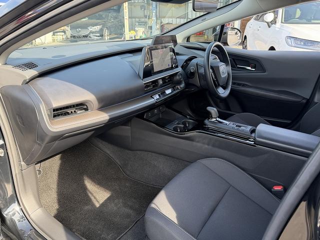 プリウス Ｇ　セーフティセンス・ディスプレイオーディオ・フルセグナビ・バックカメラ・ＥＴＣ２．０・Ｃａｒｐｌａｙ・ＢＴオーディオ・シートヒーター・ＡＣ１００Ｖ・Ｃソナー・ＢＳＭ・ＲＣＴＡ・リアフォグ・純正１７ＡＷ（28枚目）