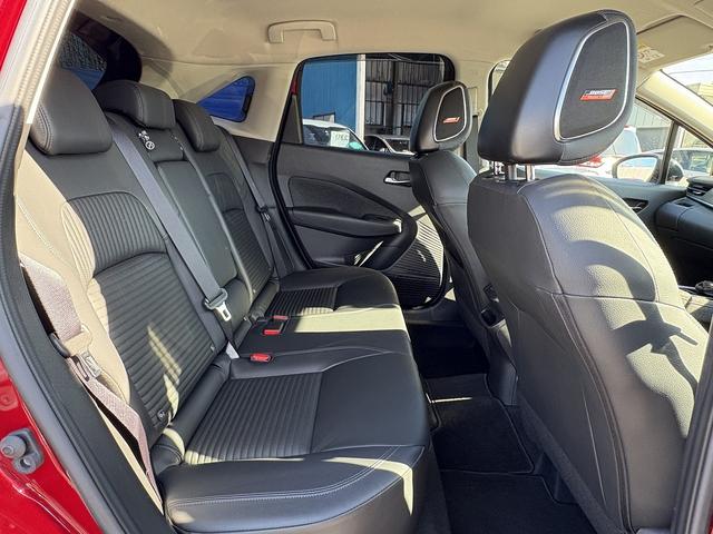 オーラ Ｇ　ＦＯＵＲ　レザーエディション　全周囲カメラ・フルセグナビ・ＢＴオーディオ・ＢＯＳＥ・ＡＣＣ・ＬＫＡ・ＢＳＭ・ＡＨＢ・Ｃソナー・黒革・シートヒーター・ＵＳＢ・ＥＴＣ・ドアバイザー・プライバシーガラス・デジタルミラー・記録簿（6枚目）