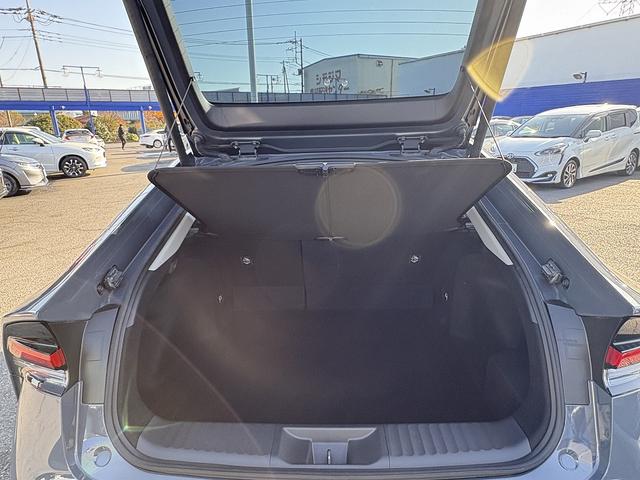 プリウス Ｚ　セーフティセンス・フルセグ・全周囲カメラ・Ｃａｒｐｌａｙ・ＢＴオーディオ・ＥＴＣ２．０・デジタルミラー・パワーバックドア・パーキングアシスト・ＡＣ１００Ｖ・Ｃソナー・ＢＳＭ・ＲＣＴＡ・純正１９ＡＷ（8枚目）