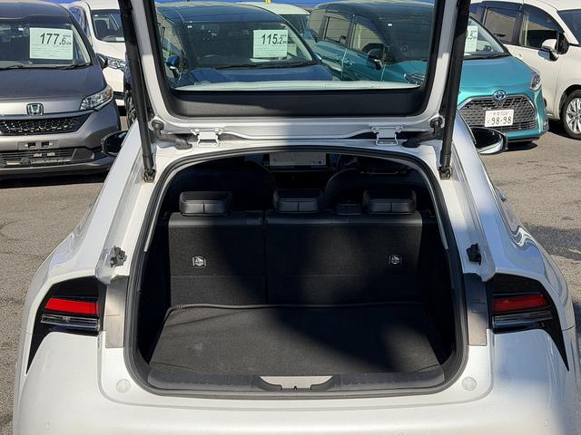 プリウス Z セーフティセンス・フルセグナビ・全周囲カメラ・Carplay・BTオーディオ・ETC2.0・デジタルミラー・パワーバックドア・パーキングアシスト・AC100V・Cソナー・BSM・RCTA・純正19AW(9枚目)