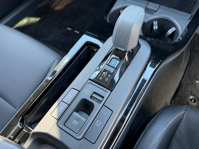 プリウス Z セーフティセンス・フルセグナビ・全周囲カメラ・Carplay・BTオーディオ・ETC2.0・デジタルミラー・パワーバックドア・パーキングアシスト・AC100V・Cソナー・BSM・RCTA・純正19AW(13枚目)