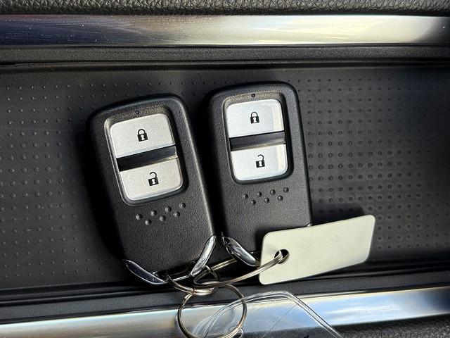 フィット e:HEVホーム ホンダセンシング・純正ナビ・バックカメラ・ETC・CD・BTオーディオ・USB・LEDヘッドライト・AUTOハイビーム・Cソナー・革ステア・ハーフレザー・フロアマット・ドアバイザー(33枚目)
