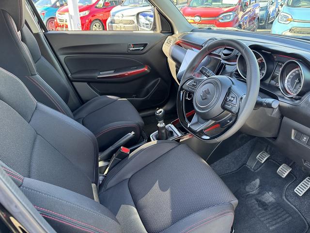 スイフトスポーツ ベースグレード　セーフティサポート・６ＭＴ・バックカメラ・Ｃａｒｐｌａｙ・ＥＴＣ・ＵＳＢ・シートヒーター・ＨＫＳマフラー・純正１７ＡＷ・Ｃソナー・ＢＳＭ・ＡＵＴＯハイビーム・スマートキー・革ステア・ドアバイザー（26枚目）