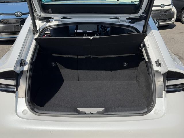 プリウス Z セーフティセンス・12.3型フルセグナビ・全周囲カメラ・BTオーディオ・Carplay・ETC2.0・ステアヒーター・Cソナー・BSM・RCTA・パーキングアシスト・AC100V電源・純正19AW(9枚目)
