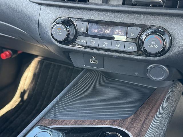 全方位運転支援システム・フルセグナビ・全周囲カメラ・ＢＴオーディオ・ＵＳＢ・シート＆ステアヒーター・ハーフレザー・デジタルミラー・Ｃソナー・ＢＳＭ・ＡＵＴＯハイビーム・純正１７ＡＷ