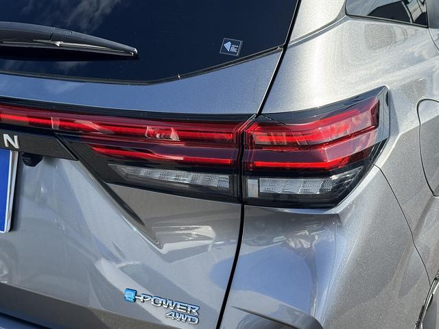 全方位運転支援システム・フルセグナビ・全周囲カメラ・ＢＴオーディオ・ＵＳＢ・シート＆ステアヒーター・ハーフレザー・デジタルミラー・Ｃソナー・ＢＳＭ・ＡＵＴＯハイビーム・純正１７ＡＷ