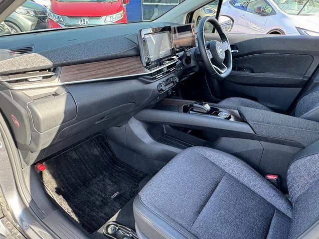 全方位運転支援システム・フルセグナビ・全周囲カメラ・ＢＴオーディオ・ＵＳＢ・シート＆ステアヒーター・ハーフレザー・デジタルミラー・Ｃソナー・ＢＳＭ・ＡＵＴＯハイビーム・純正１７ＡＷ