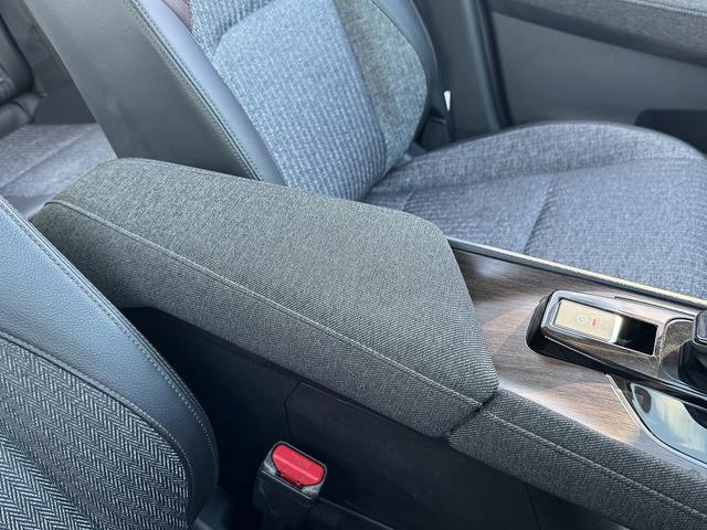 全方位運転支援システム・フルセグナビ・全周囲カメラ・ＢＴオーディオ・ＵＳＢ・シート＆ステアヒーター・ハーフレザー・デジタルミラー・Ｃソナー・ＢＳＭ・ＡＵＴＯハイビーム・純正１７ＡＷ