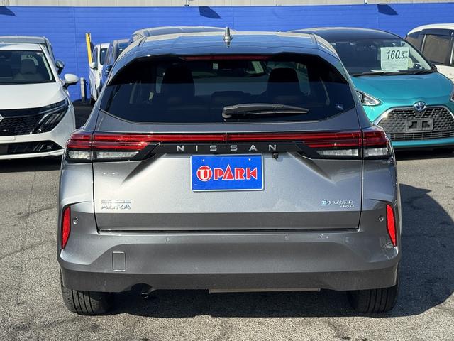 全方位運転支援システム・フルセグナビ・全周囲カメラ・ＢＴオーディオ・ＵＳＢ・シート＆ステアヒーター・ハーフレザー・デジタルミラー・Ｃソナー・ＢＳＭ・ＡＵＴＯハイビーム・純正１７ＡＷ