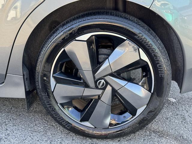 全方位運転支援システム・フルセグナビ・全周囲カメラ・ＢＴオーディオ・ＵＳＢ・シート＆ステアヒーター・ハーフレザー・デジタルミラー・Ｃソナー・ＢＳＭ・ＡＵＴＯハイビーム・純正１７ＡＷ