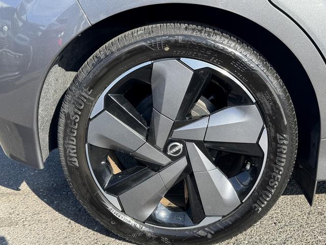 全方位運転支援システム・フルセグナビ・全周囲カメラ・ＢＴオーディオ・ＵＳＢ・シート＆ステアヒーター・ハーフレザー・デジタルミラー・Ｃソナー・ＢＳＭ・ＡＵＴＯハイビーム・純正１７ＡＷ