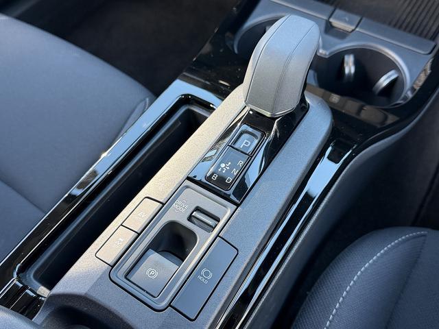 プリウス Ｇ　セーフティセンス・ディスプレイオーディオ・フルセグナビ・バックカメラ・ＥＴＣ２．０・Ｃａｒｐｌａｙ・ＢＴオーディオ・シートヒーター・Ｃソナー・ＢＳＭ・ＲＣＴＡ・ＡＵＴＯハイビーム・純正１９ＡＷ（12枚目）