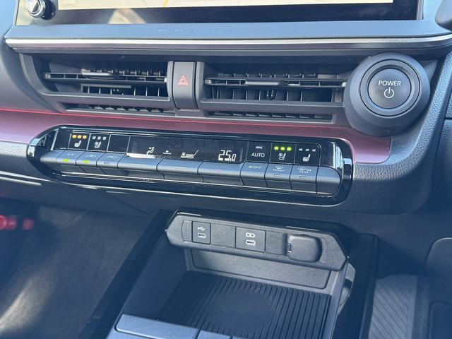 プリウス Ｚ　セーフティセンス・１２．３型フルセグナビ・全周囲カメラ・ＢＴオーディオ・Ｃａｒｐｌａｙ・ＥＴＣ２．０・デジタルミラー・パワーバックドア・ワイヤレス充電・Ｃソナー・ＢＳＭ・ＲＣＴＡ・純正１９ＡＷ（11枚目）
