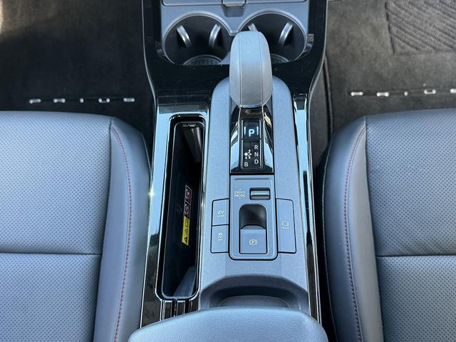 プリウス Ｚ　セーフティセンス・１２．３型フルセグナビ・全周囲カメラ・ＢＴオーディオ・Ｃａｒｐｌａｙ・ＥＴＣ２．０・デジタルミラー・パワーバックドア・ワイヤレス充電・Ｃソナー・ＢＳＭ・ＲＣＴＡ・純正１９ＡＷ（12枚目）