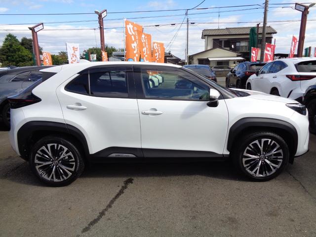 ヤリスクロス ハイブリッドＺ　純正ディスプレイオーディオ　パノラミックビューモニター　ドライブレコーダー　ビルトインＥＴＣ　ハーフレザーシート　シートヒーター　パワーバックドア　ＬＥＤヘッドライト　アルミホイール　新車保証書付き（4枚目）