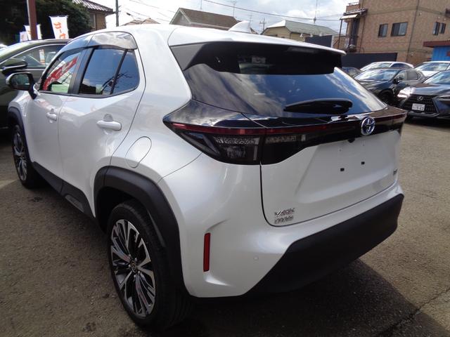 ヤリスクロス ハイブリッドＺ　純正ディスプレイオーディオ　パノラミックビューモニター　ドライブレコーダー　ビルトインＥＴＣ　ハーフレザーシート　シートヒーター　パワーバックドア　ＬＥＤヘッドライト　アルミホイール　新車保証書付き（6枚目）