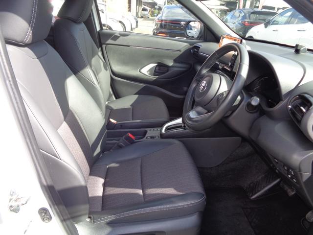 ヤリスクロス ハイブリッドＺ　純正ディスプレイオーディオ　パノラミックビューモニター　ドライブレコーダー　ビルトインＥＴＣ　ハーフレザーシート　シートヒーター　パワーバックドア　ＬＥＤヘッドライト　アルミホイール　新車保証書付き（16枚目）