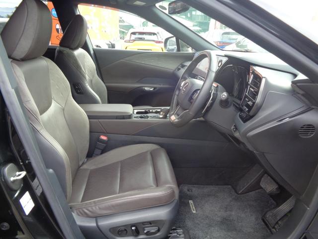 ＲＸ ＲＸ４５０ｈ＋　バージョンＬ　純正ナビ　フルセグテレビ　パノラミックビューモニター　ドライブレコーダー　ビルトインＥＴＣ２．０　デジタルインナーミラー　レザーシート　シートエアコン　パノラマルーフ　パワーバックドア　ＬＥＤライト（20枚目）