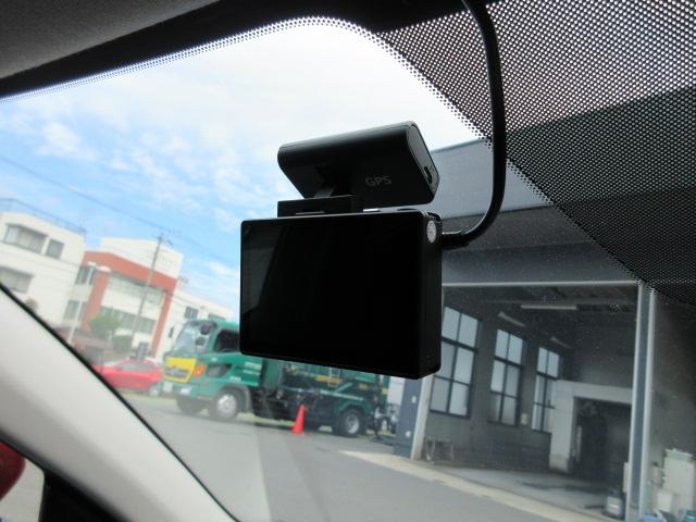 事故などの状況を映像として録画できるドライブレコーダーを装備！お車を安心・安全・快適に利用していただくための必需品です！