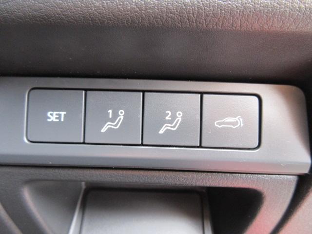 運転席電動シートは細かく多様なシートポジションを設定することができます。メモリー機能で設定をすれば、毎回自分が使うシートポジションを記憶させることも可能です。