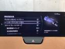 ハンドル操作をアシストすることにより車線からの逸脱回避を支援します。