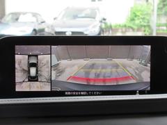 車両の前後左右に備えた敬４つのカメラを活用し、車両を上方から俯瞰したようなトップ映像のほか、前方・後方・左右両サイドの映像をセンターディスプレイに表示します。 4