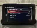 フォワードセンシングカメラで認識した交通標識をディスプレイに表示し、交通標識の見落とし防止を図り、安全運転を支援します。