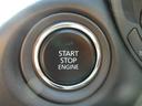 エンジンの始動は、鍵を差し込んで回すなどの操作をせずにエンジンをかけられるプッシュスタート式を採用しています。