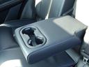 後部座席には格納型のアームレストを装備！格納型なので使用しない時は邪魔になりません！ドリンクホルダーもついてとっても便利！