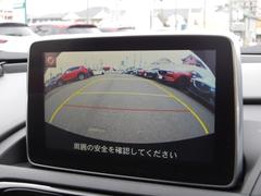 バックカメラ付きですから後ろの視界もお任せ下さい！シフトをＲギアに入れると、ナビ画面に自動で切り替わりリアバンパー付近を映し出します。目視と併せて活用することで、慣れない場所での駐車も安心です♪ 4