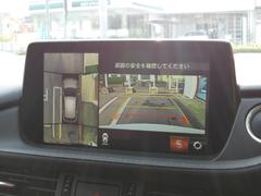 車両の前後左右にある４つのカメラを活用し、センターディスプレイの表示や各種警報音で低速走行時や駐車時に車両周辺の確認を支援し、見えない部分の危険察知をサポートいたします！ 4