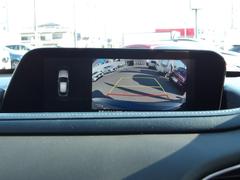 バックカメラ付きですから後ろの視界もお任せ下さい！シフトをＲギアに入れると、ナビ画面に自動で切り替わりリアバンパー付近を映し出します。目視と併せて活用することで、慣れない場所での駐車も安心です♪ 6
